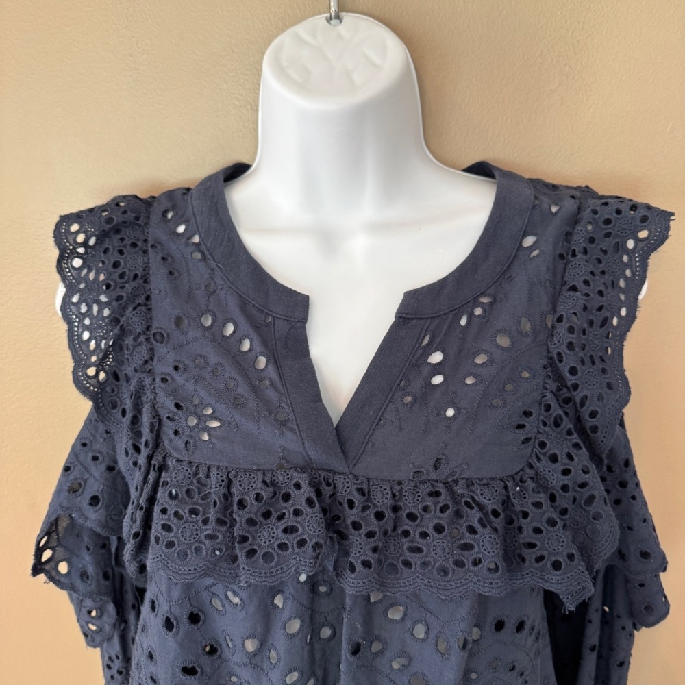 Eyelet Ruffle‎ Cold Shoulder Top Sz M Navy Scalloped hem - Picture 5 of 13